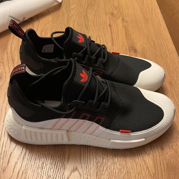 2022 Adidas NMD R1 Shoes - Picture 3 of 7